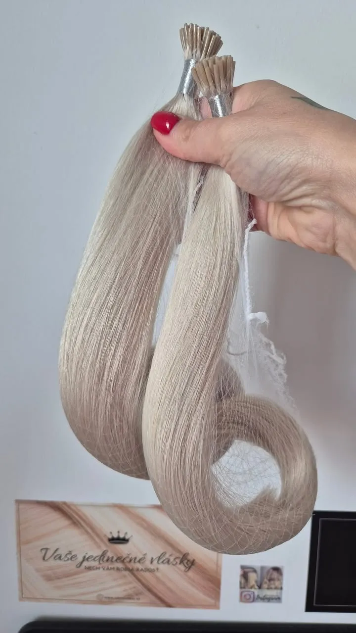 I-tip spoje/vlasy v odtieni #606 ľadová blond v dĺžke 55cm, 200g 👌👌👌Aj tieto nájdeš v našej ponuke na www.nanicvlasy.sk