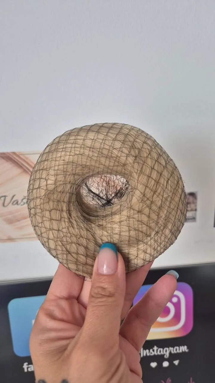 Vlasový drdol Sydney 23,90€ 🥰 https://www.nanicvlasy.sk/drdol-na-gumicke