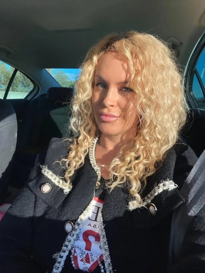 Krásna a spokojná zákazníčka Mirka @cukrovy_nastrek_pn a jej clip in kučeravé, 35cm, melír #16/613 🥰😍🫠 Vlásky jej sadli...