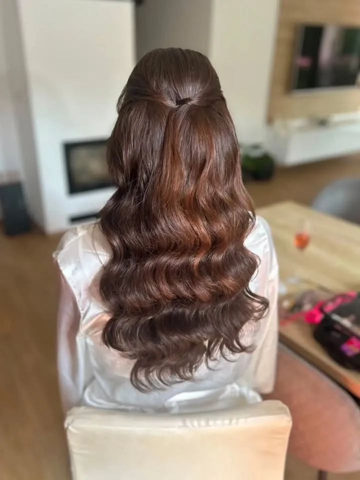Krásna a spokojná zákazníčka Paťka so svojím svadobným účesom, na ktorý si zakúpila clip in sadu Seamless, 45cm, odtieň...