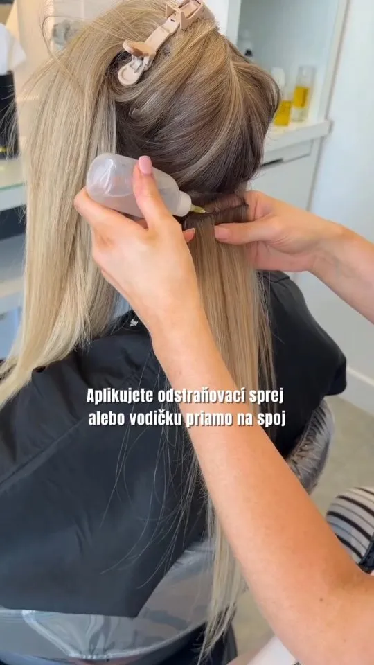Reaplikácia Tape In Weft – postup 🤍 Vlasy opatrne odlepíme pomocou odstraňovača lepidla určeného na Tape-in spoje. Pás...